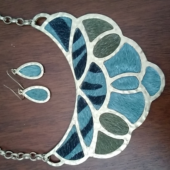 Lovely Neclace with Matching Earrings - Picture 2 of 3